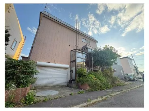 This is a home where the whole family can live comfortably in a calm living environment.