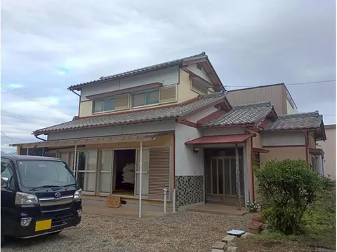 A spacious used house with parking for 3 cars in a convenient location accessible by 2 train lines♪