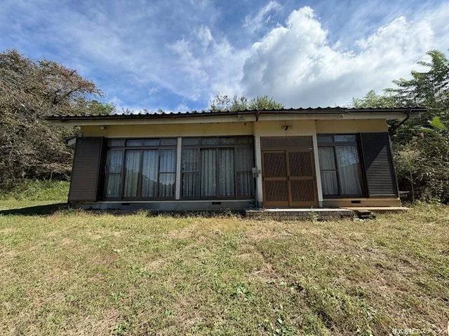 4DK single-story house ♪ Residential land (370.44㎡) + farmland (3988㎡) for sale together.