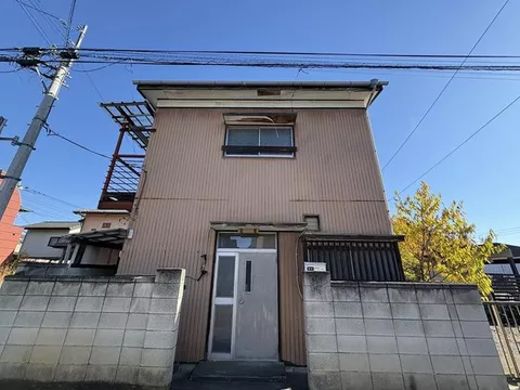 Within walking distance of Maebashi Park, Maebashi City Hall, and Gunma Prefectural Office. Supermarkets and convenience stores are within the living area.