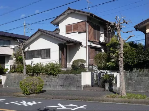 ●Bright home facing both the east (6m) and west (13m) public roads● You can remodel it to your liking