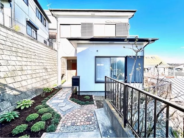 A used detached house standing on a hill, a property with an open feeling of 22 tatami in the LDK.
