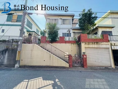 How about a renovation material property? It has a dug-in garage, so you can protect your car♪