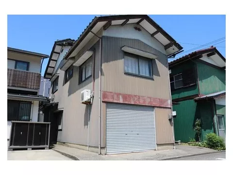 This is an old used house in the Omiya area! It has been very well maintained!