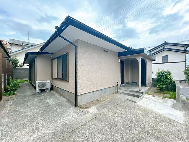 Used single-family home in Sakata City, 2-chome Hikarigaoka, house