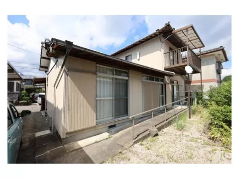Equipped with a slope and handrails! A spacious bathroom of about 1.5 tsubo and a comfortable toilet for future peace of mind - Image 3