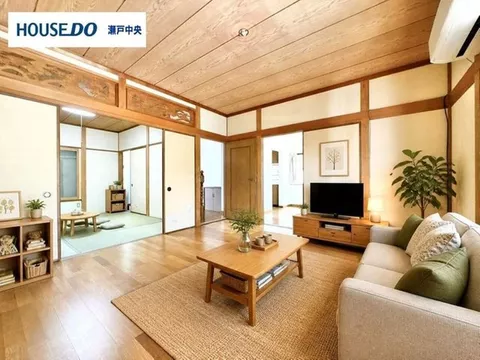 Within a 10-minute walk to an elementary school! All rooms on the 2nd floor are Western-style! All rooms have storage!