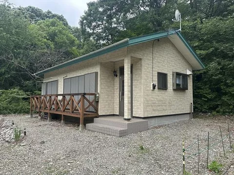 A villa area surrounded by nature. Permanent residence is also possible. The interior is well maintained.
