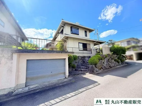 ☆Northeast corner lot with a south-facing balcony for good sunlight and ventilation♪☆All rooms are over 6 tatami mats♪