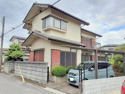 A 7LDK house with a garden, perfect for large families