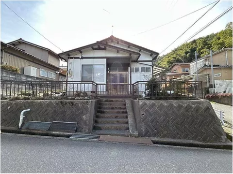 Quiet residential area, 2 minutes by car to the mountain-side ring road! Spacious 4K with many rooms!