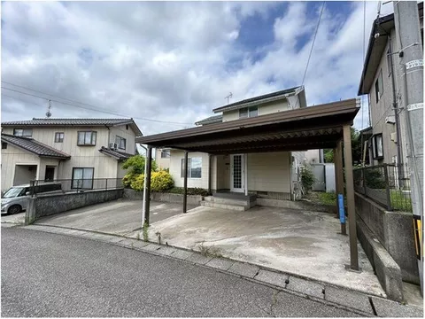 There is a park in front, providing a sense of openness. There is a spacious garden and a carport is also available.