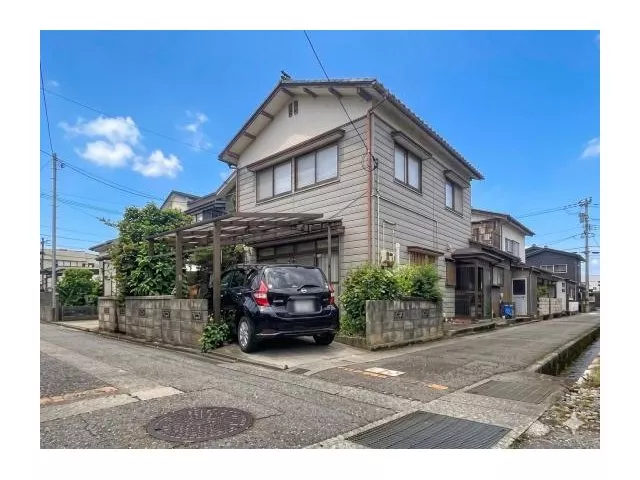 This is a detached house in a highly popular area of Hakusan City.