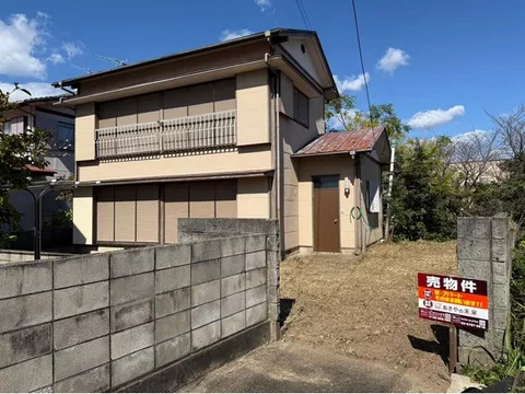 This property is located at a reasonable distance from the sea and the station!