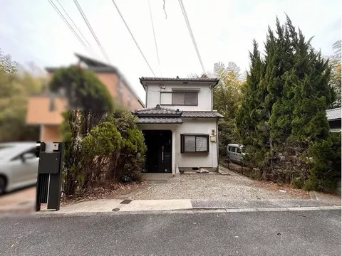 ◆ Space for 2 cars available ◆ Garden and sunroom available ◆ All rooms facing south