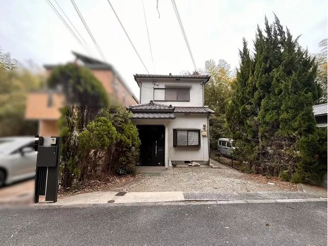 ◆ Space for 2 cars available ◆ Garden and sunroom available ◆ All rooms facing south