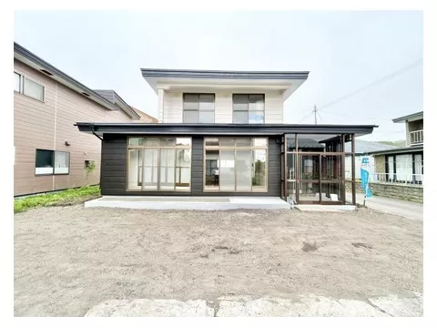 Remodeled, ready to move in by the end of the year] Stylish kitchen that you'll be interested in.