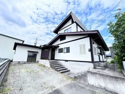 Two-story 5DK with a continuation Japanese-style room and engawa, a calm living space with a garden - Image 2