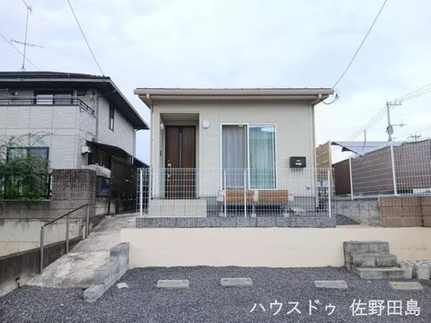 Near Belk Sanodamuna Store! Single-story house built in 2020♪ Garden with artificial turf♪ Parking for 3 cars…