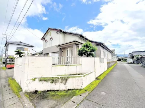 Currently occupied, so viewings are by prior reservation only. All-electric house with garage♪