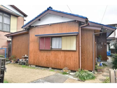 Convenient and popular single-story house. Good access to commercial facilities in front of Iwane Station and National Route 16.