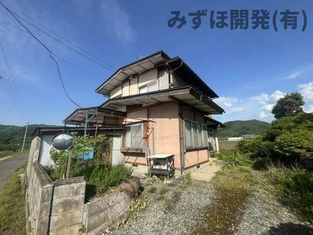 Structure: Wooden/2 stories