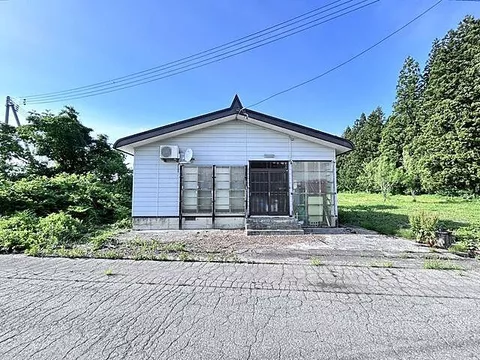 9 minutes on foot from JR Ōu Main Line Ikari-gasaki Station, 31-1 Kujiramori, Hirakawa City, Aomori Prefecture