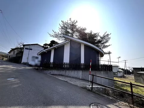 [Villa on a hill with a view of the sea] A stylish exterior catches the eye with its high design quality.