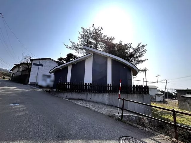 [Villa on a hill with a view of the sea] A stylish exterior catches the eye with its high design quality.