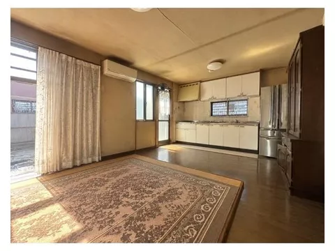 ◆Parking for 2 cars available◆Spacious living space centered around a Japanese-style room with a garden◆Lush living environment