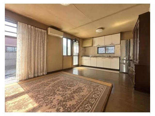 ◆Parking for 2 cars available◆Spacious living space centered around a Japanese-style room with a garden◆Lush living environment