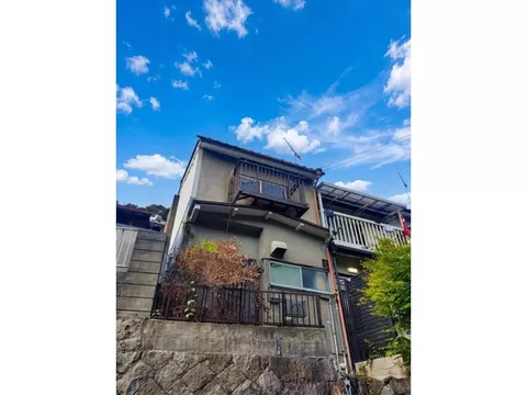 A 3DK terrace house with excellent sunlight exposure facing south, surrounded by the tranquility of Higashiyama