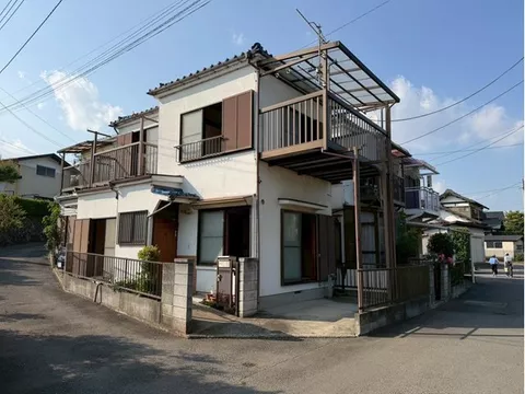 A single-family home facing a south-facing corner lot, with car space, suitable as a second house or for investment