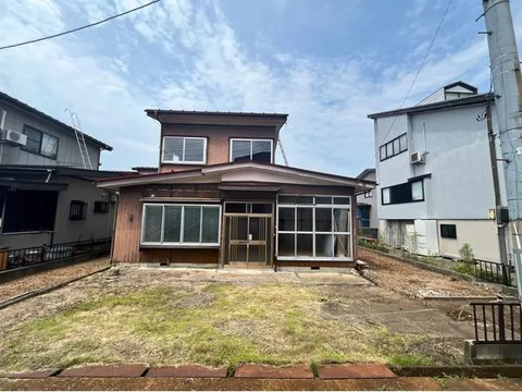 ☆Just a short walk from Minami Takada Station! A compact layout used house☆