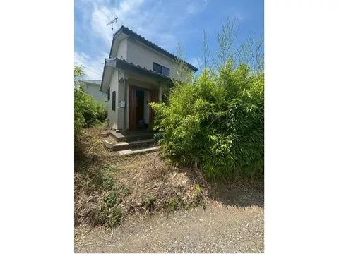 This is a used house with a land area of 411㎡! Parking for more than 4 cars is possible, and there is also a garage (storage).