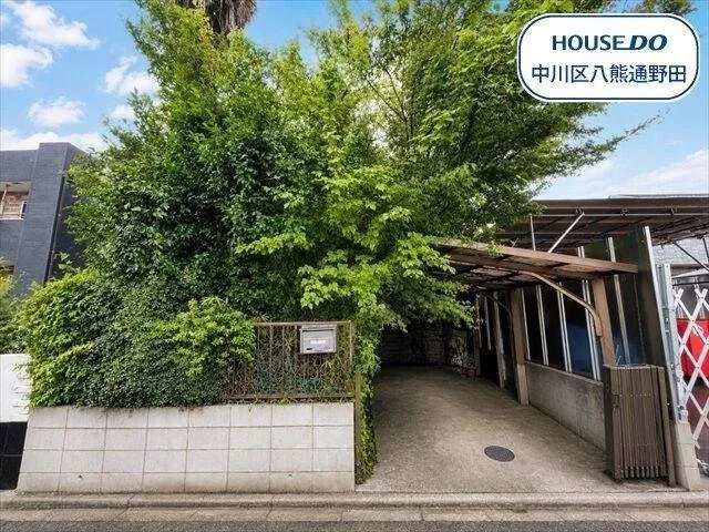 Convenient location for shopping, within about a 5-minute walk to the nearest supermarket and drugstore!