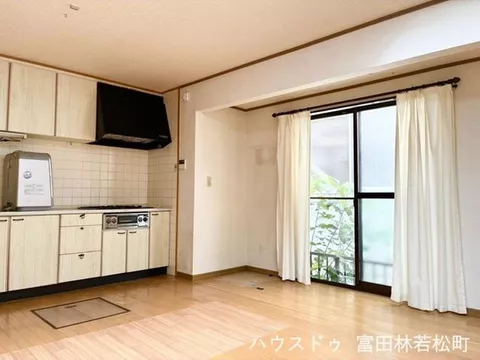 LDK with skylight! About a 9-minute walk to the station, shopping facilities are within walking distance◎♪