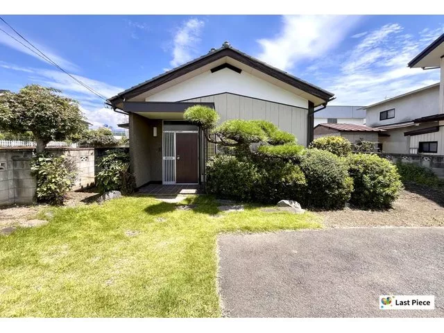 15 minutes on foot from the station, spacious 5K with good sunlight and parking for 3 cars in a single-story house!