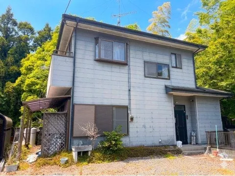 This property has a separate washroom that can also be used for getting ready.