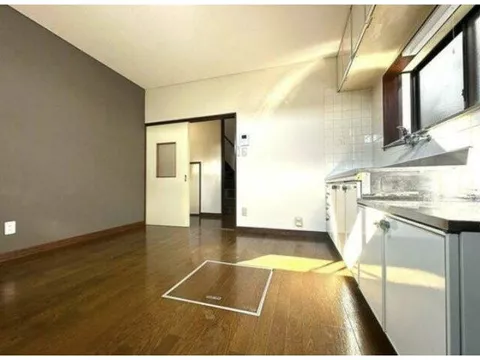 Good sunlight! Quiet residential area♪ 3SDK layout with a history of renovations! - Image 3