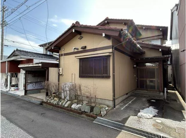 Takaoka City Nakazone (in front of Daiichi Inn Shinminato Cross Bay Station) 2-story 7DK