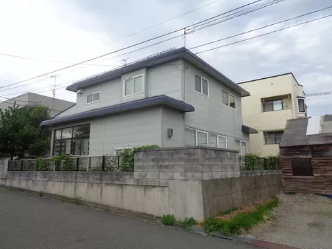 With garage! Convenient location for shopping and commuting to school♪