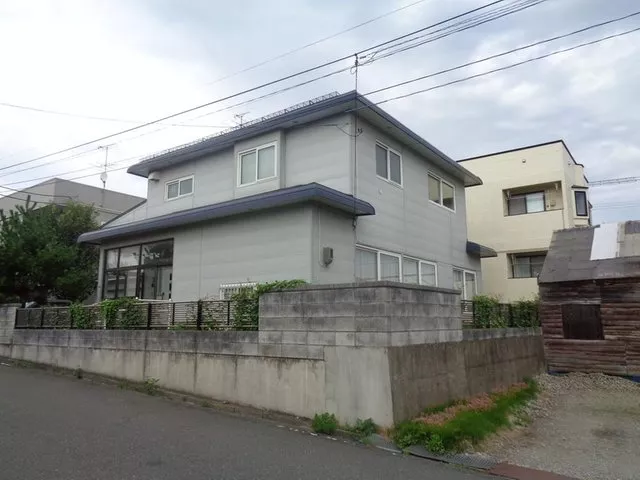 With garage! Convenient location for shopping and commuting to school♪
