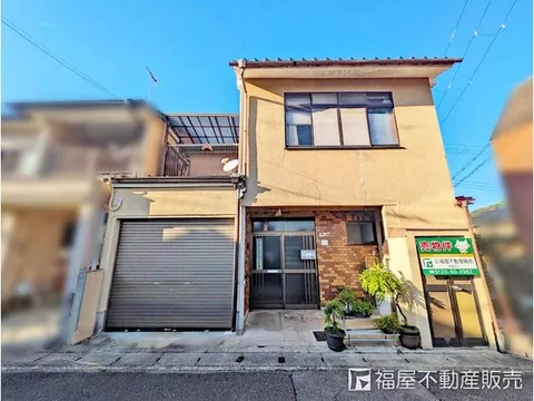 Good sunlight due to being on a southeast corner lot! Increased room count with a middle second-floor extension! 6LDK with garage!