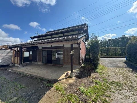 ◆ Entrance porch ◆ Flooring ◆ Japanese-style room ◆ Land over 200 tsubo ◆ Window in the kitchen