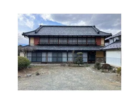 A generous lot that can accommodate 3 cars, with a spacious garden of over 10 tsubo.