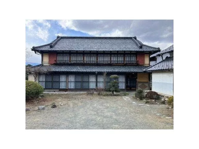 A generous lot that can accommodate 3 cars, with a spacious garden of over 10 tsubo.
