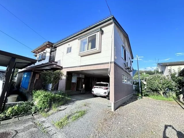 A 6DK wooden two-story house with all rooms over 6 tatami mats, equipped with a walk-in closet and storage.