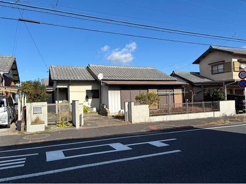 The Sakuradai Minami bus stop is right in front