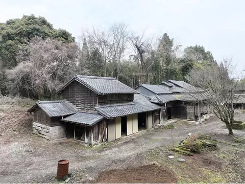 A spacious 387 tsubo old folk house with a warehouse, surrounded by nature for a slow life!